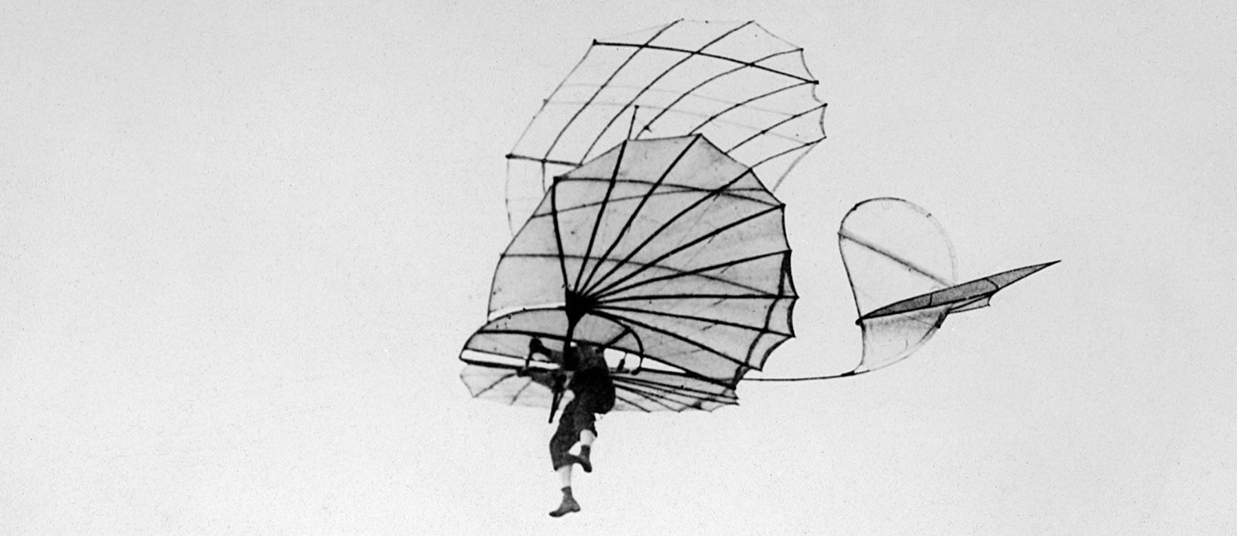 Otto Lilienthal im Gleitflug mit einem Segelapparat, 1895